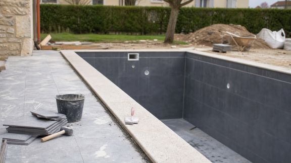 10 erreurs fréquentes à éviter lors d’un chantier de piscine privée