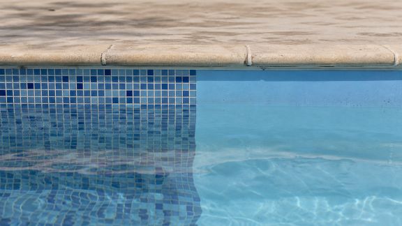 Guide pratique pour choisir un revêtement de piscine esthétique et solide