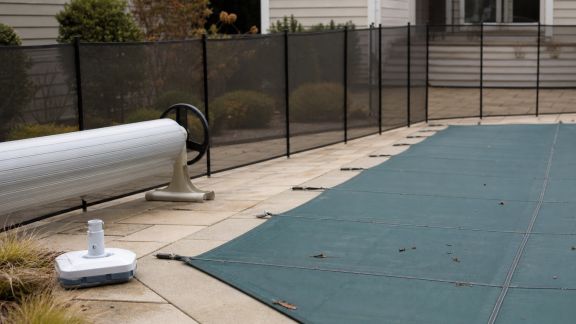 Les accessoires incontournables pour sécuriser sa piscine en hiver