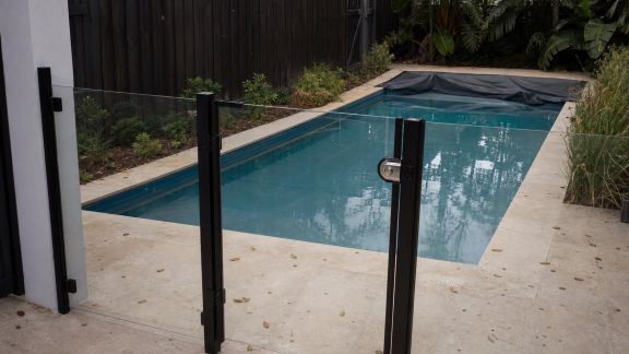 Sécuriser sa piscine : les équipements obligatoires à connaître