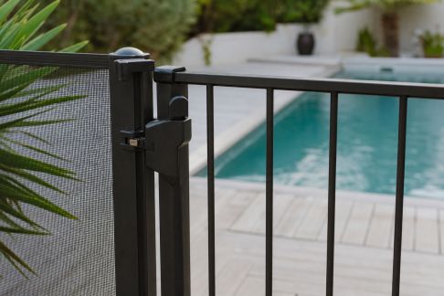 Comparatif des systèmes d'accès contrôlé pour piscines familiales