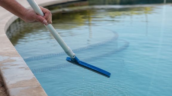 Erreurs courantes à éviter lors du nettoyage manuel de sa piscine