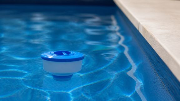 Quels critères privilégier pour choisir un distributeur de chlore flottant