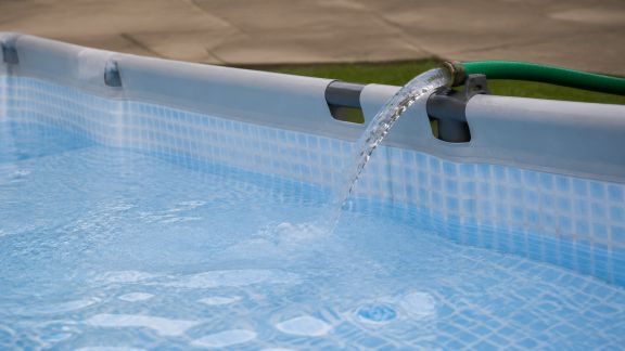 Conseils pour réussir la première mise en eau de votre piscine hors-sol