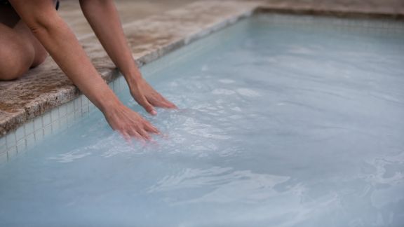 Que faire face à une eau trouble ou laiteuse après une baignade ?