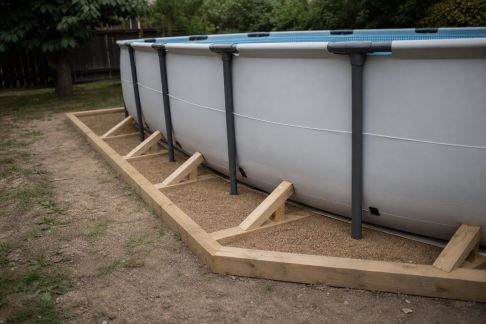 Comment renforcer la stabilité d’une piscine hors-sol sur sol meuble