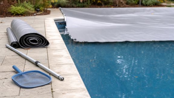 Préparer sa piscine pour l’hiver : étapes essentielles pour un bassin préservé