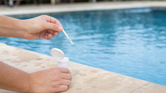 Comment bien choisir ses bandelettes ou kits d’analyse pour la piscine