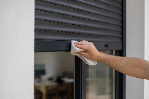 Pourquoi opter pour un volet roulant automatique et comment l’entretenir