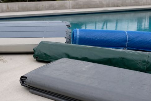Comparatif détaillé des couvertures de piscine disponibles sur le marché