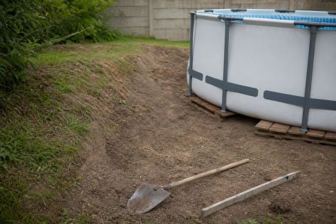 Installer une piscine hors-sol sur terrain en pente : quelles solutions ?