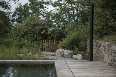 Conseils pour l'installation d'une douche solaire près de votre bassin
