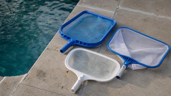 Comparatif complet des épuisettes et filets pour piscine