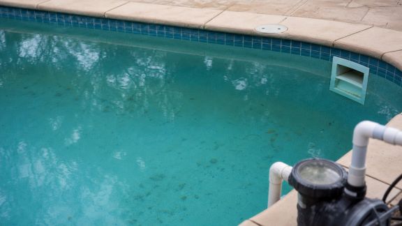 7 signes que la filtration de votre piscine doit être améliorée