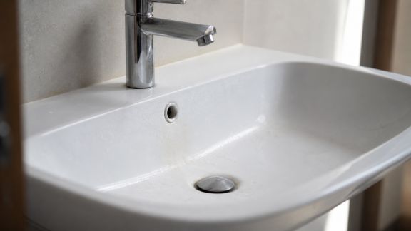 Prévenir les taches indésirables liées à l’eau dure ou ferrugineuse